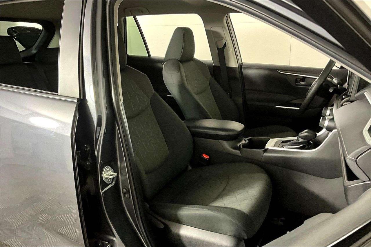 2022 Toyota RAV4 LE FWD Photo