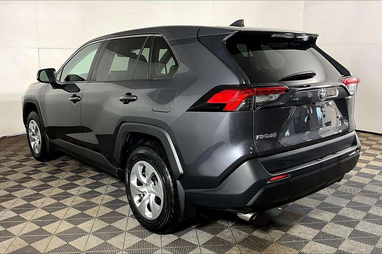 2022 Toyota RAV4 LE FWD Photo