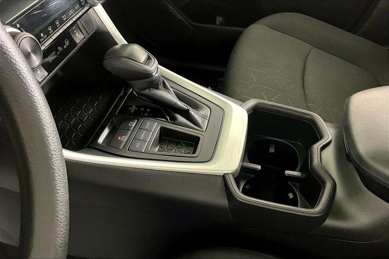 2022 Toyota RAV4 LE FWD Photo