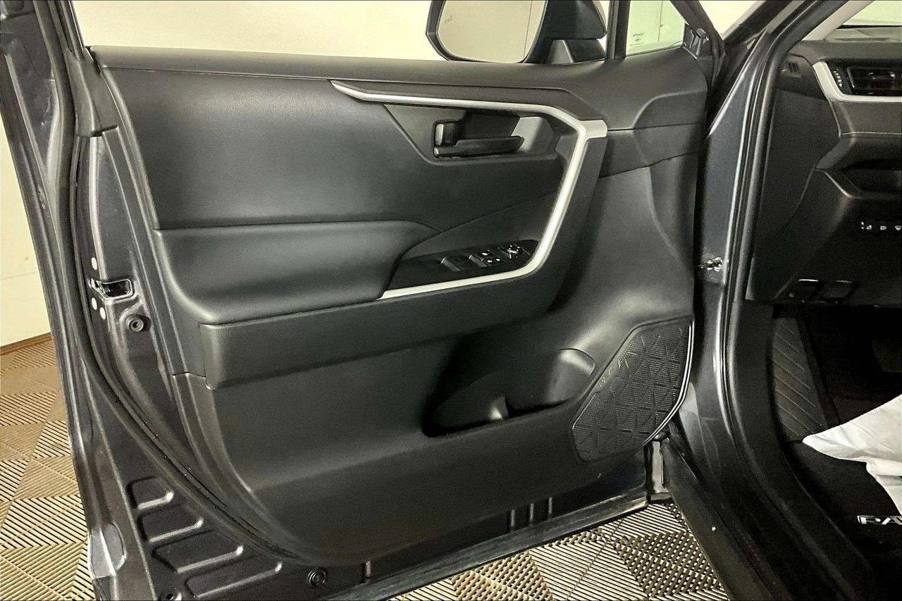 2022 Toyota RAV4 LE FWD Photo