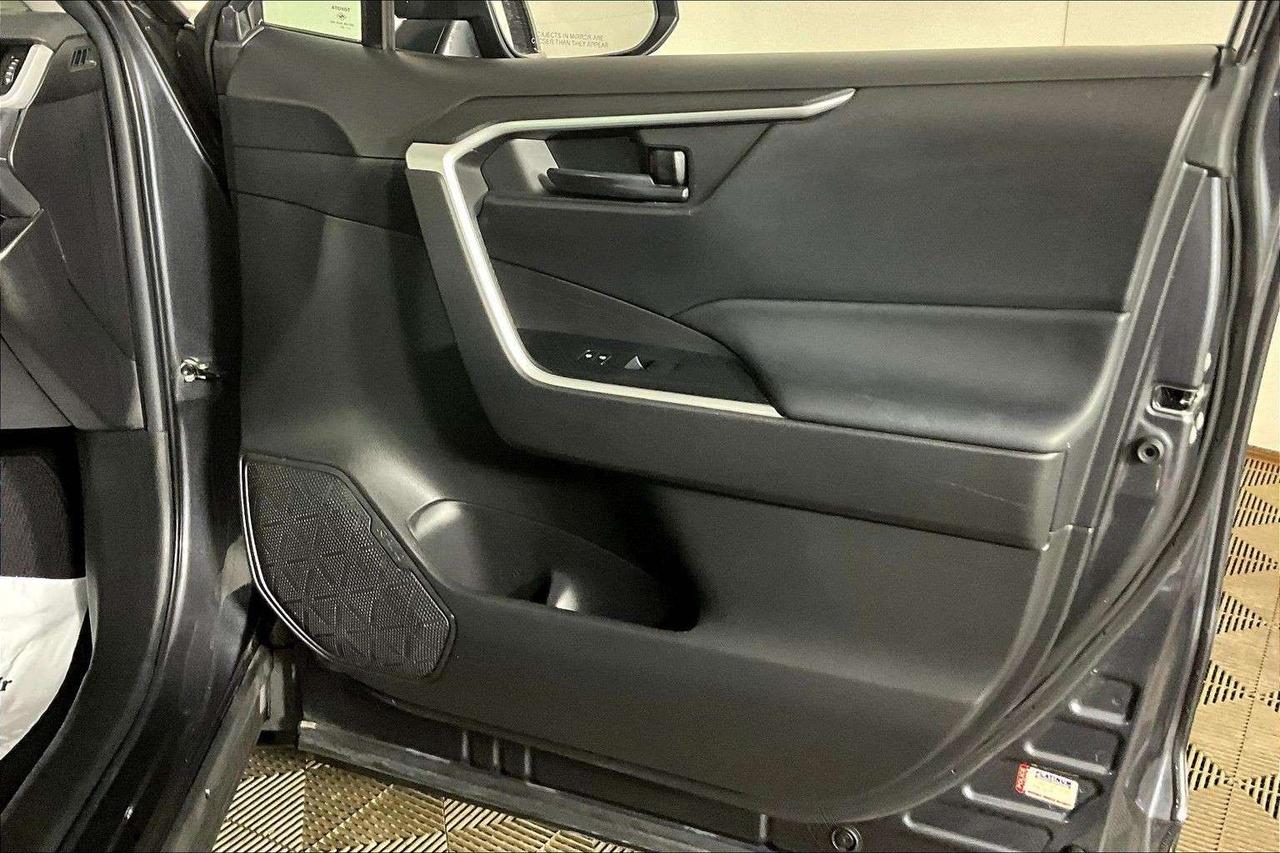 2022 Toyota RAV4 LE FWD Photo