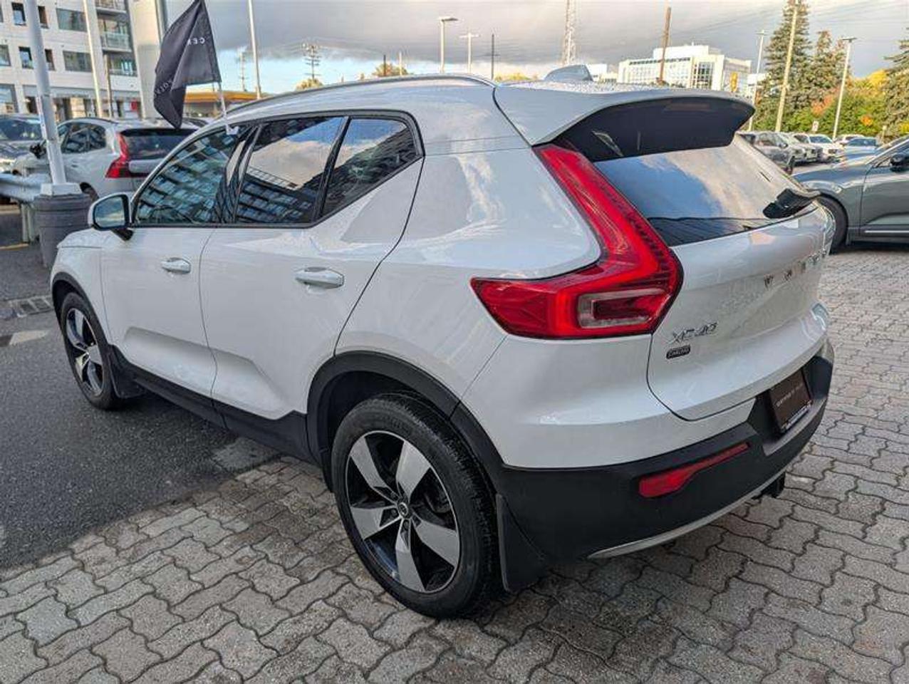 2022 Volvo XC40 T5 Momentum   Premium   Pano   Clean   AWD Photo