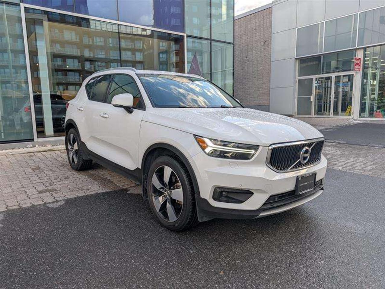 2022 Volvo XC40 T5 Momentum   Premium   Pano   Clean   AWD Photo