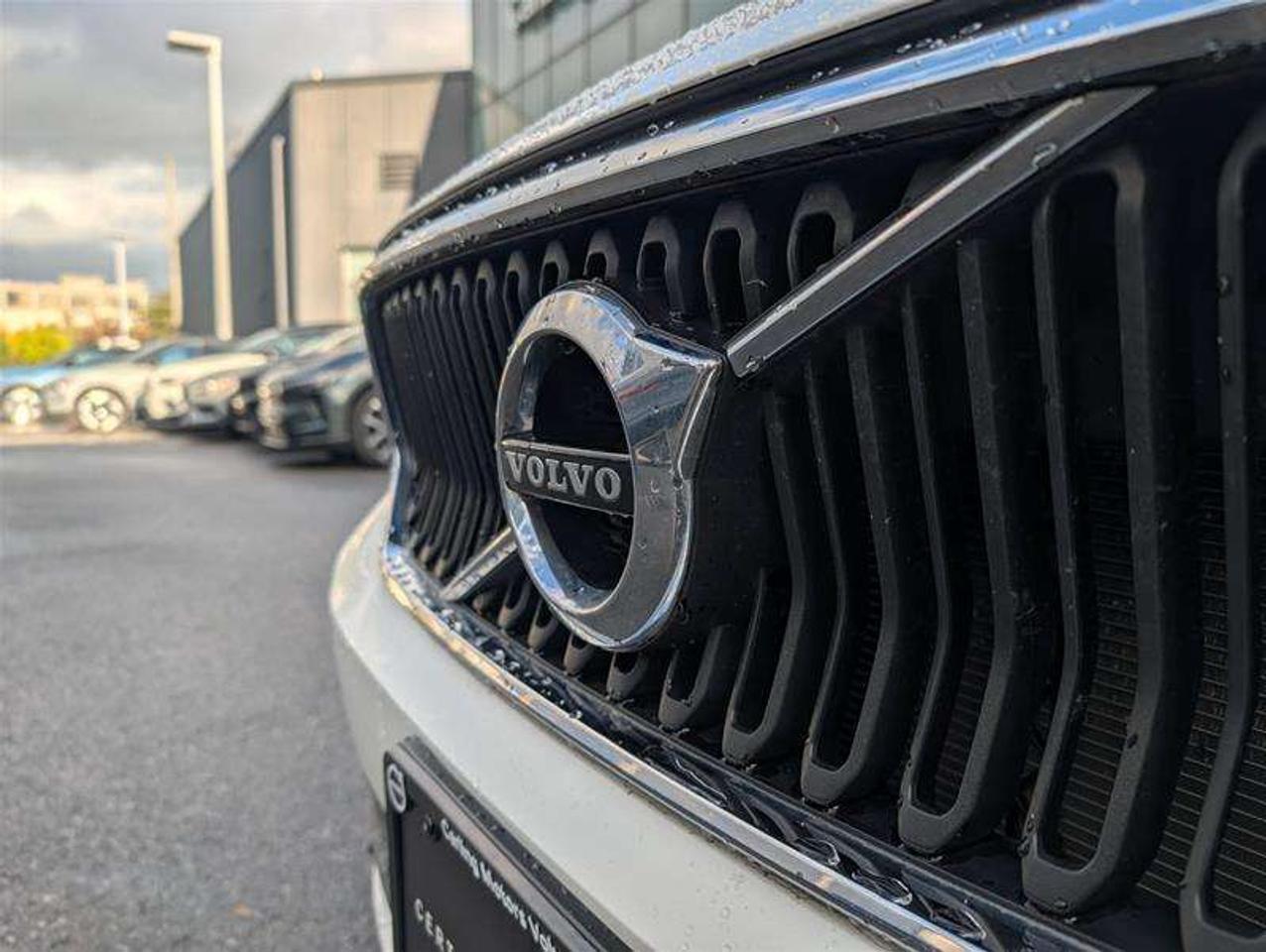 2022 Volvo XC40 T5 Momentum   Premium   Pano   Clean   AWD Photo