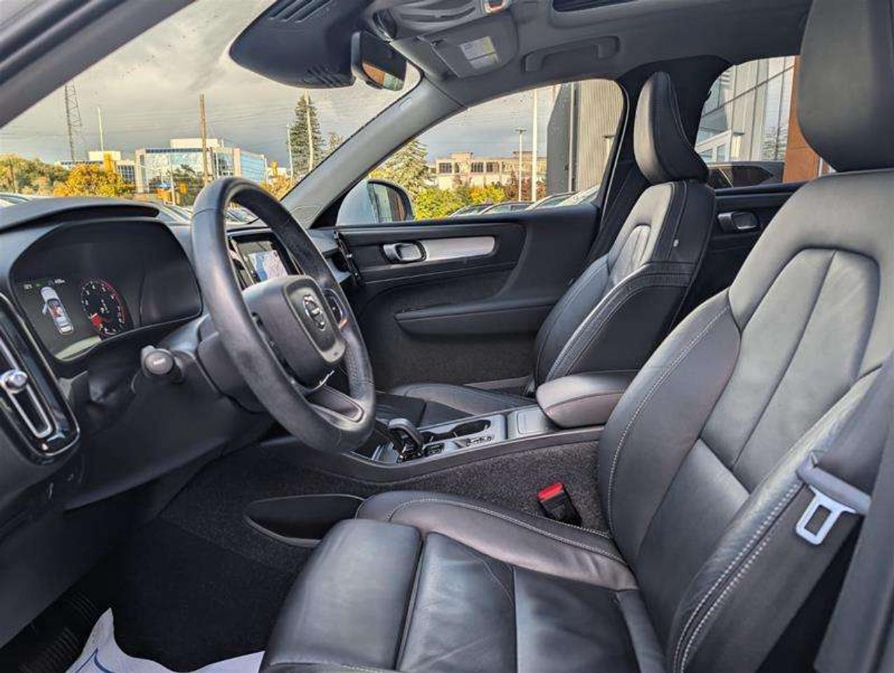 2022 Volvo XC40 T5 Momentum   Premium   Pano   Clean   AWD Photo
