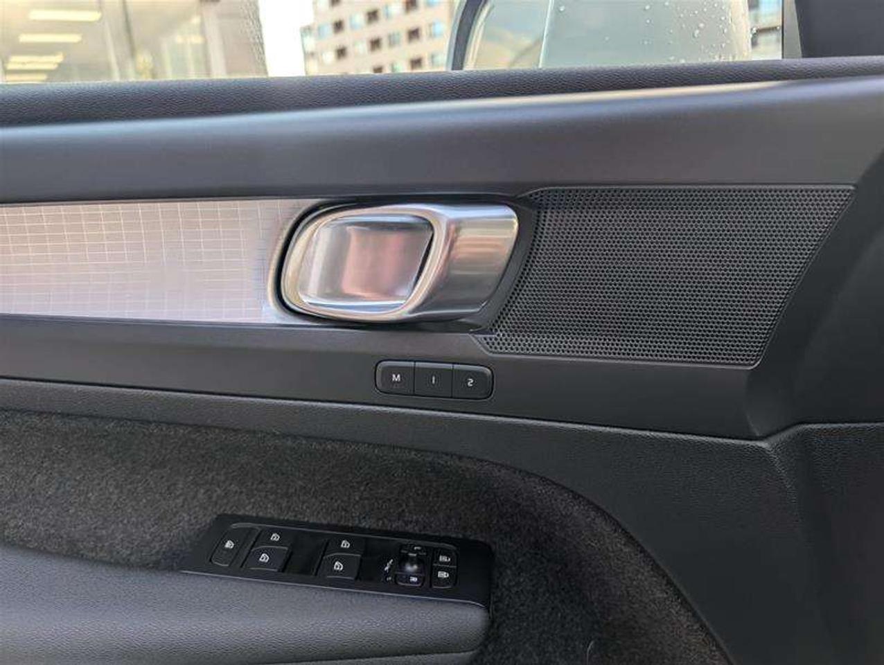 2022 Volvo XC40 T5 Momentum   Premium   Pano   Clean   AWD Photo