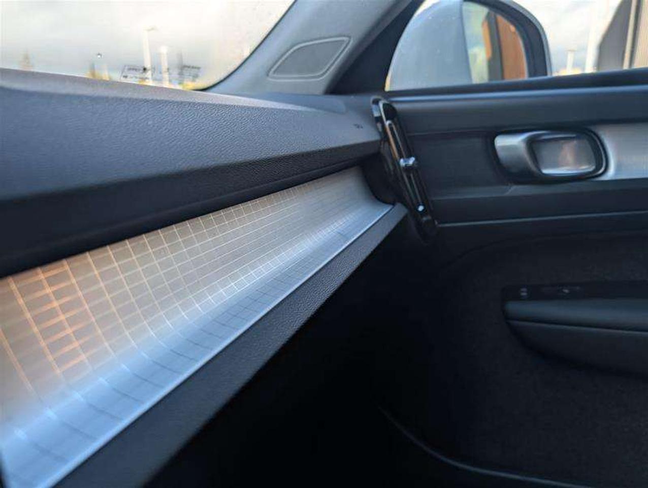 2022 Volvo XC40 T5 Momentum   Premium   Pano   Clean   AWD Photo