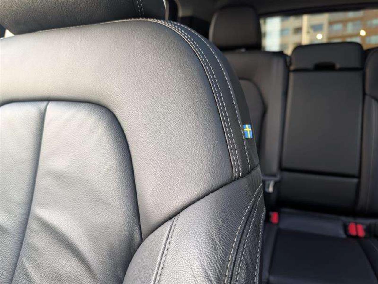 2022 Volvo XC40 T5 Momentum   Premium   Pano   Clean   AWD Photo