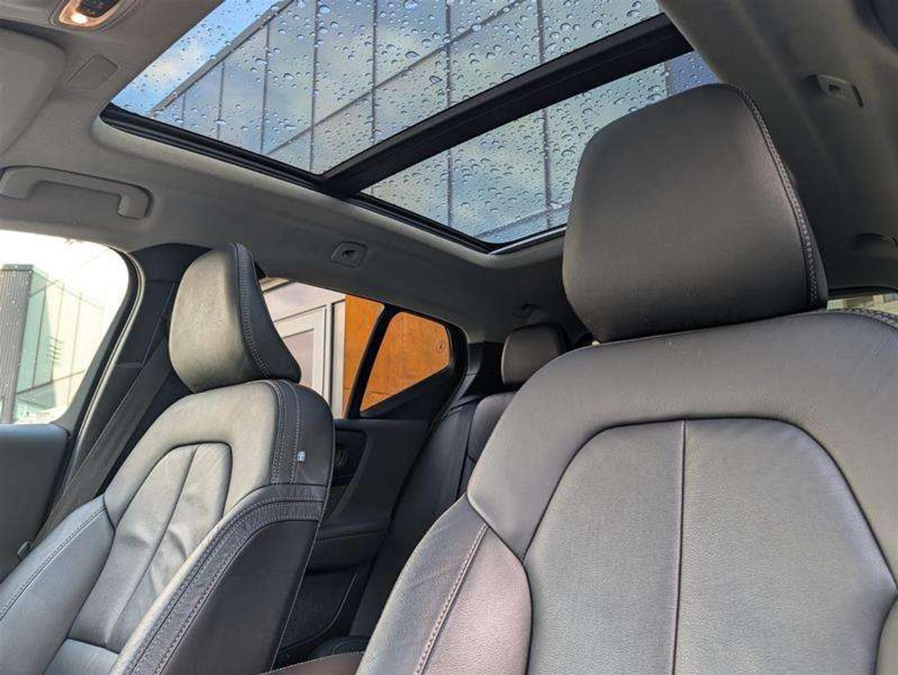 2022 Volvo XC40 T5 Momentum   Premium   Pano   Clean   AWD Photo