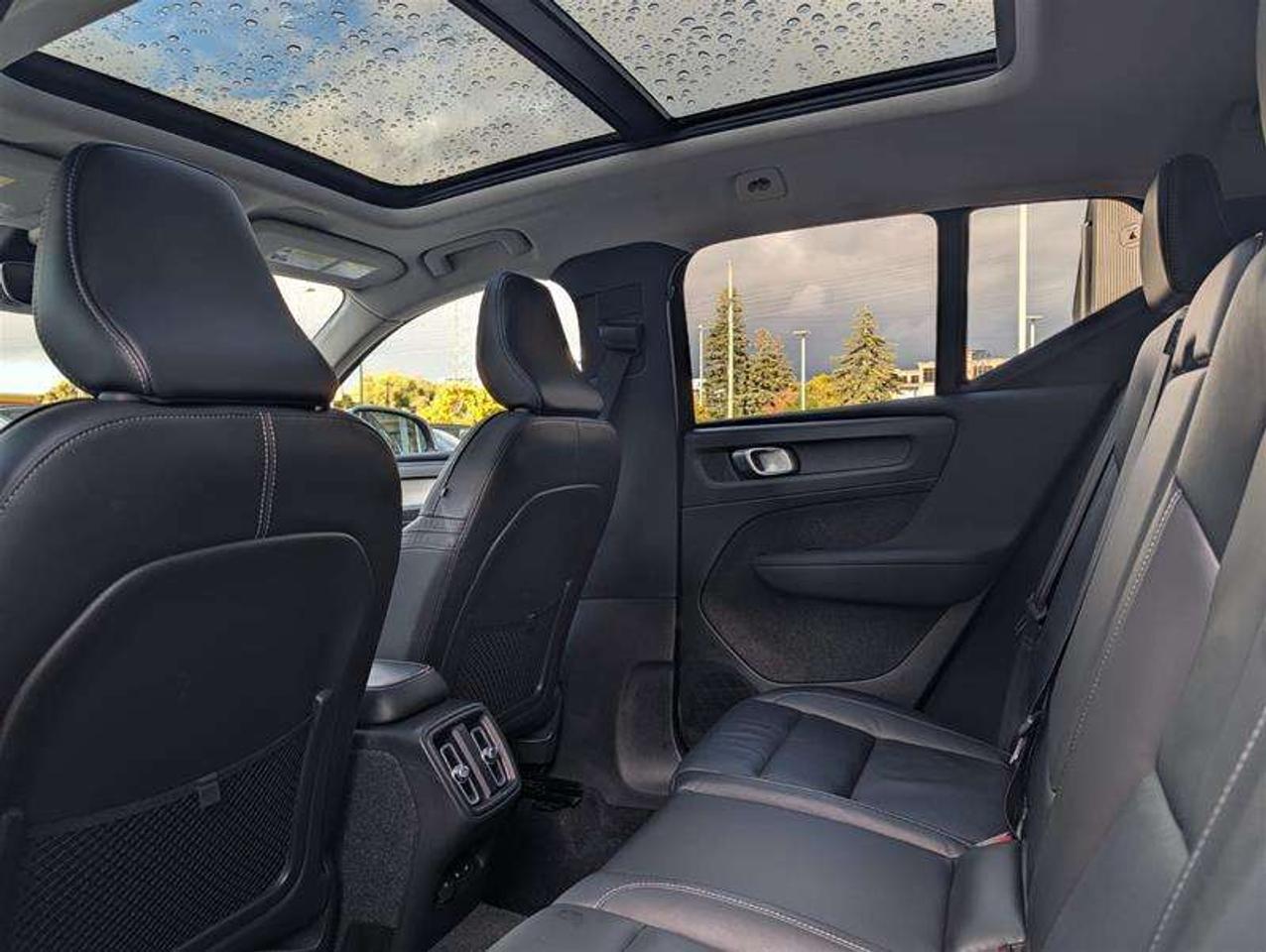 2022 Volvo XC40 T5 Momentum   Premium   Pano   Clean   AWD Photo