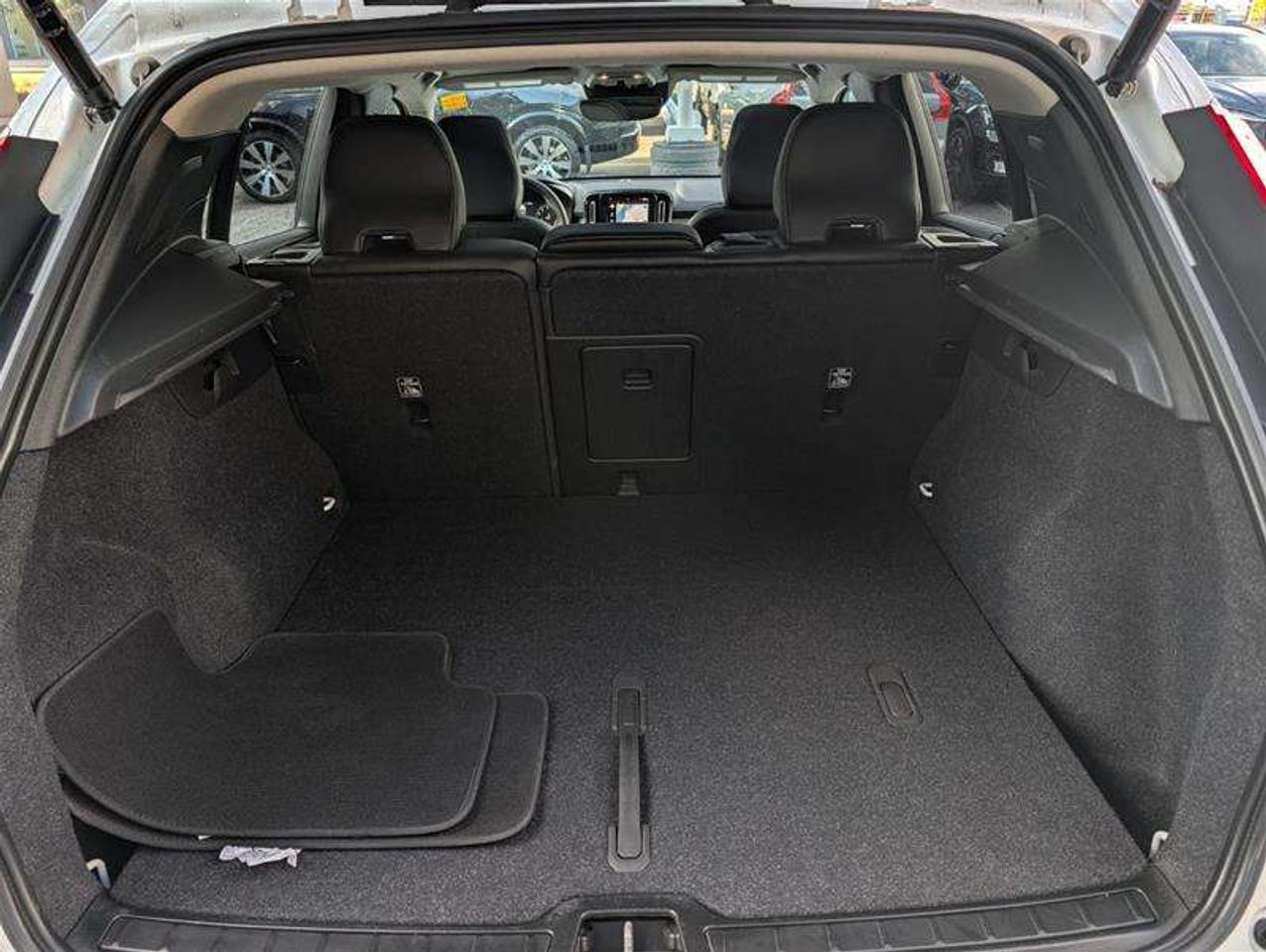 2022 Volvo XC40 T5 Momentum   Premium   Pano   Clean   AWD Photo