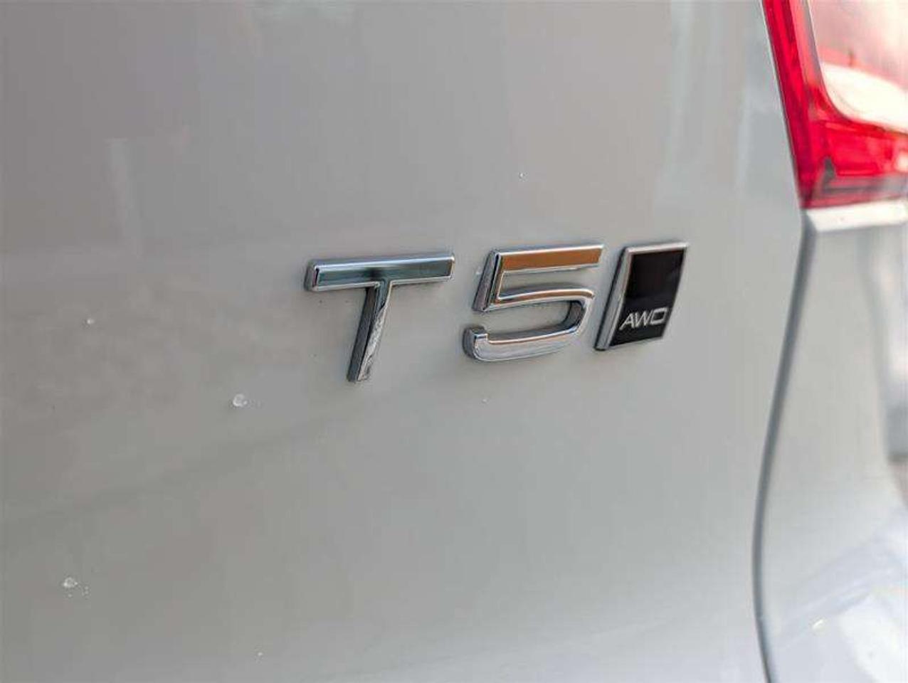2022 Volvo XC40 T5 Momentum   Premium   Pano   Clean   AWD Photo