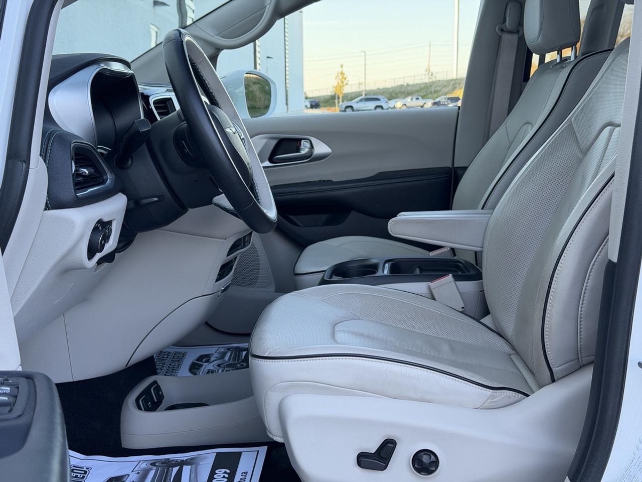 2017 Chrysler Pacifica Hybrid Plug in/Platinum Photo