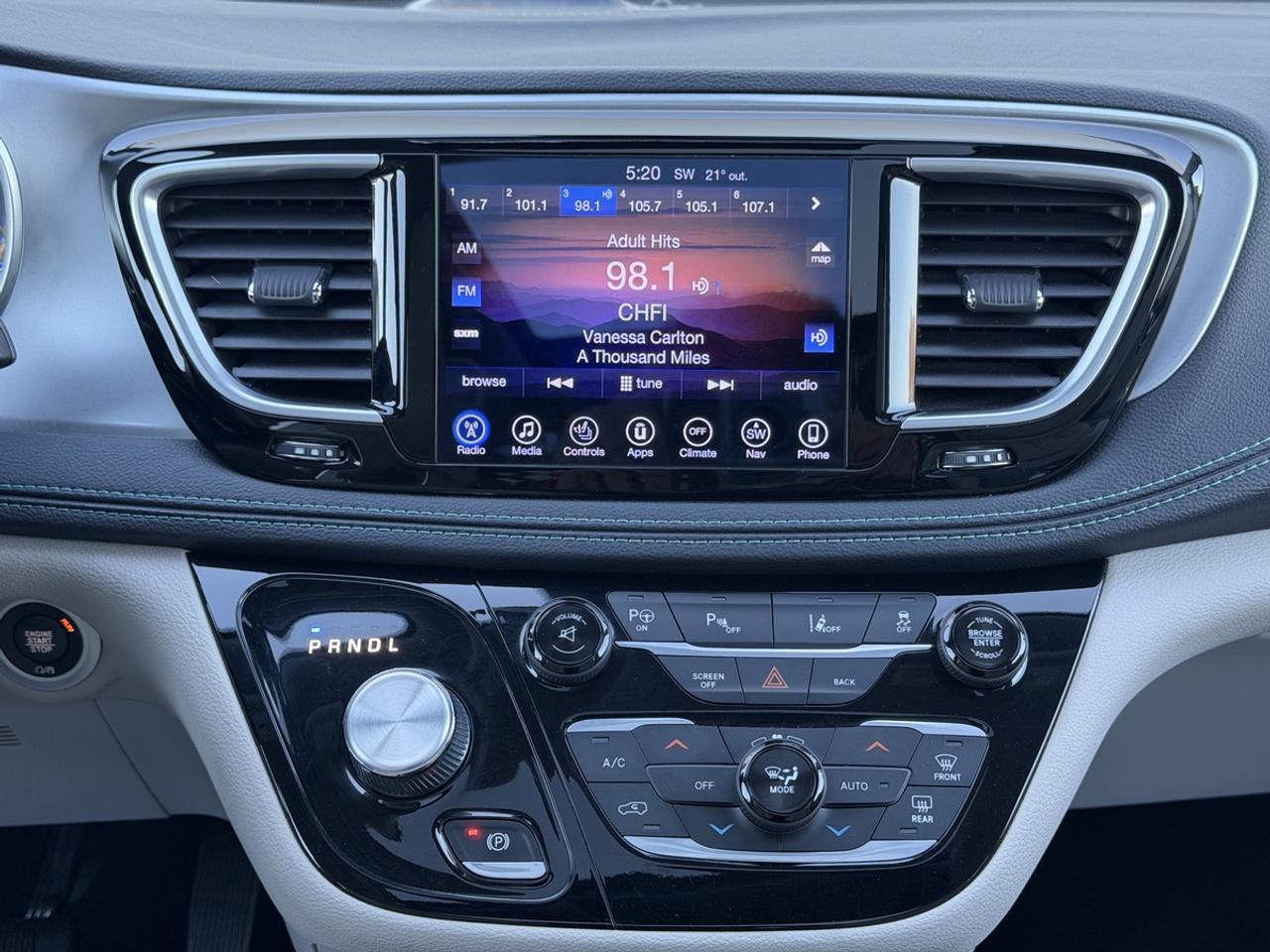 2017 Chrysler Pacifica Hybrid Plug in/Platinum Photo
