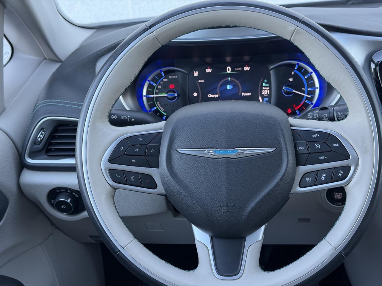 2017 Chrysler Pacifica Hybrid Plug in/Platinum Photo