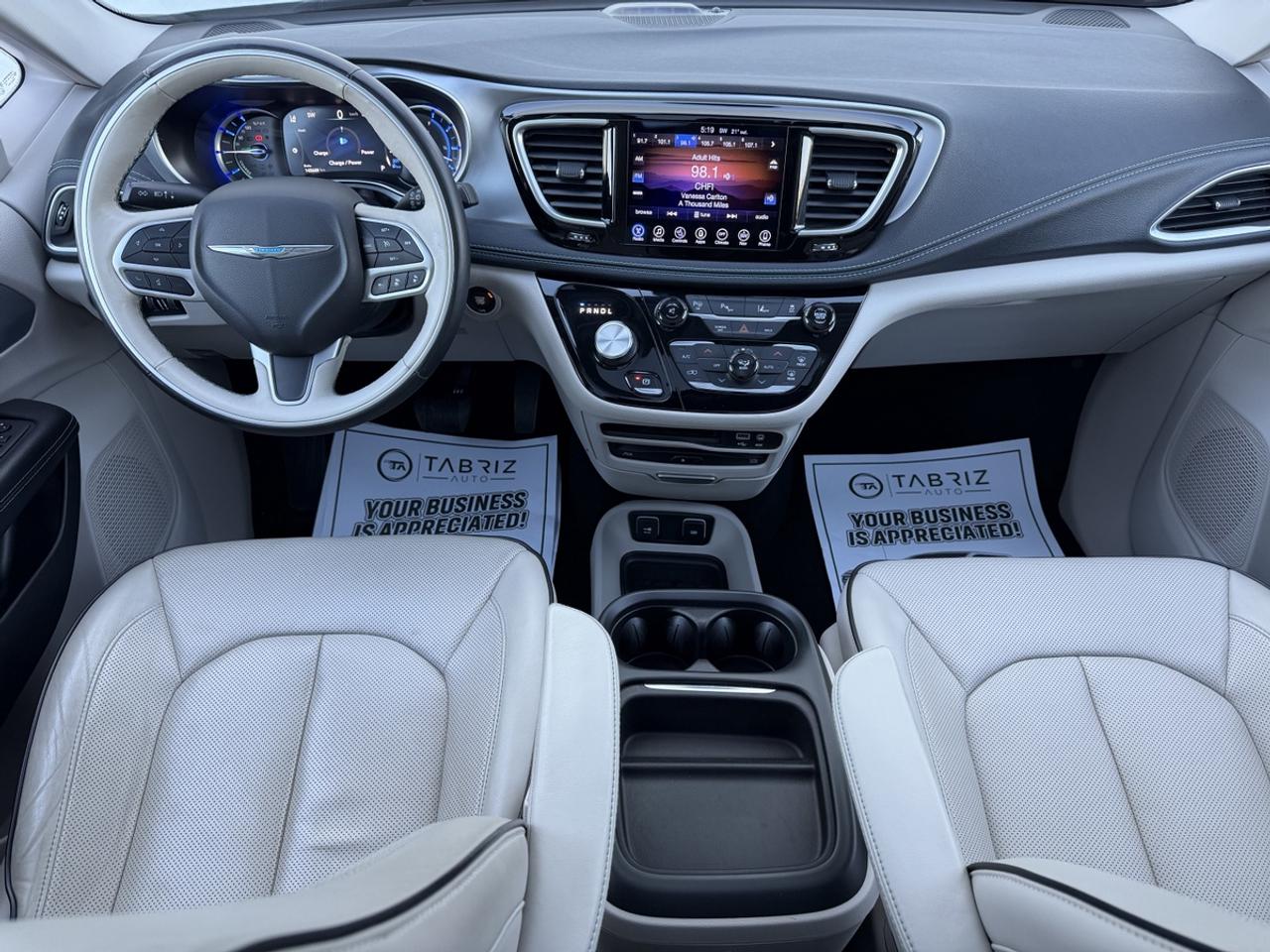 2017 Chrysler Pacifica Hybrid Plug in/Platinum Photo