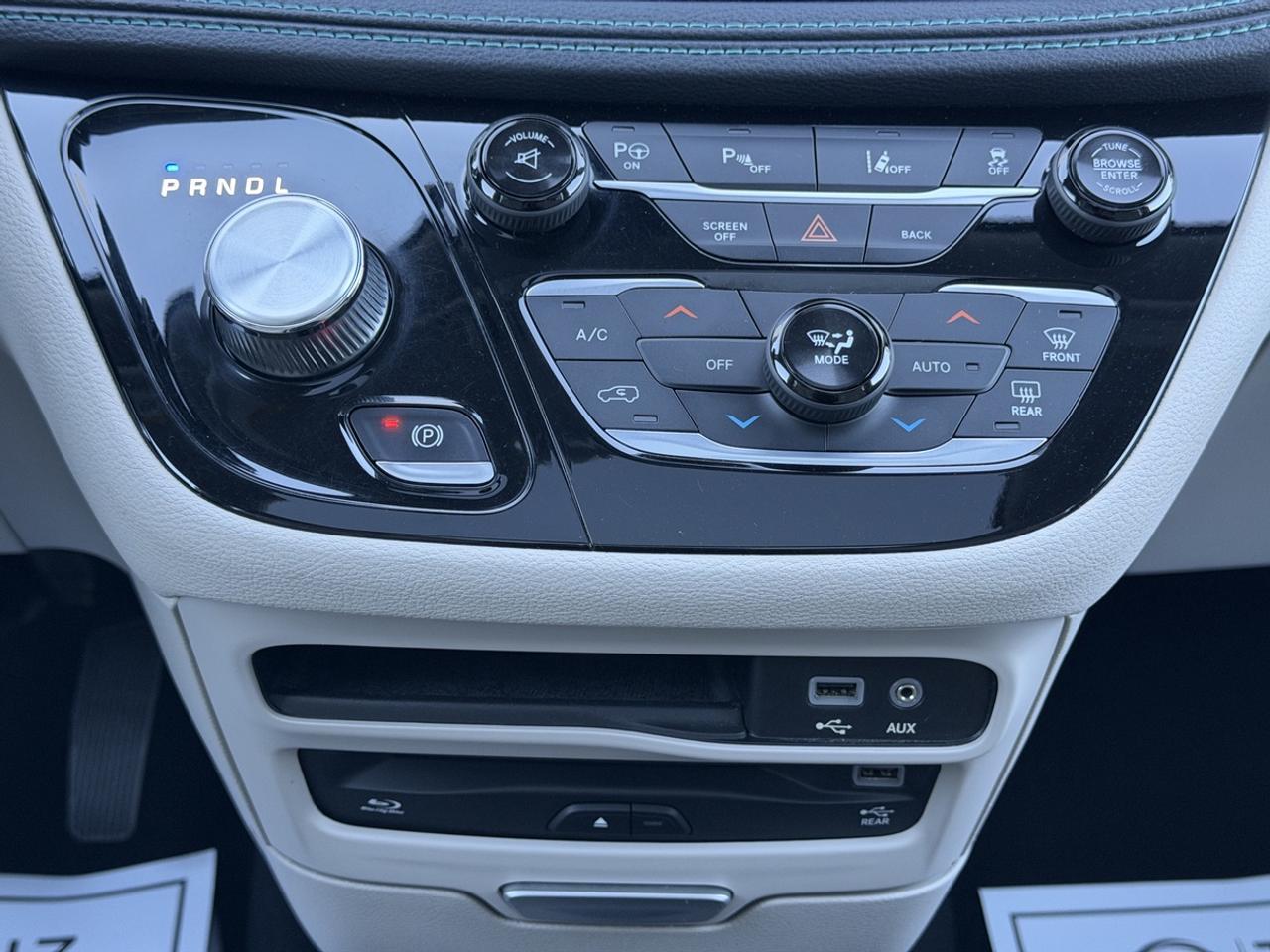 2017 Chrysler Pacifica Hybrid Plug in/Platinum Photo