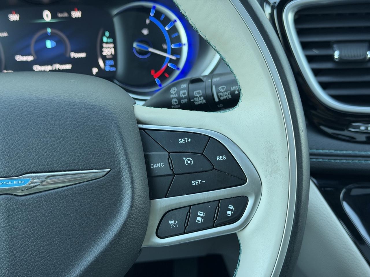 2017 Chrysler Pacifica Hybrid Plug in/Platinum Photo
