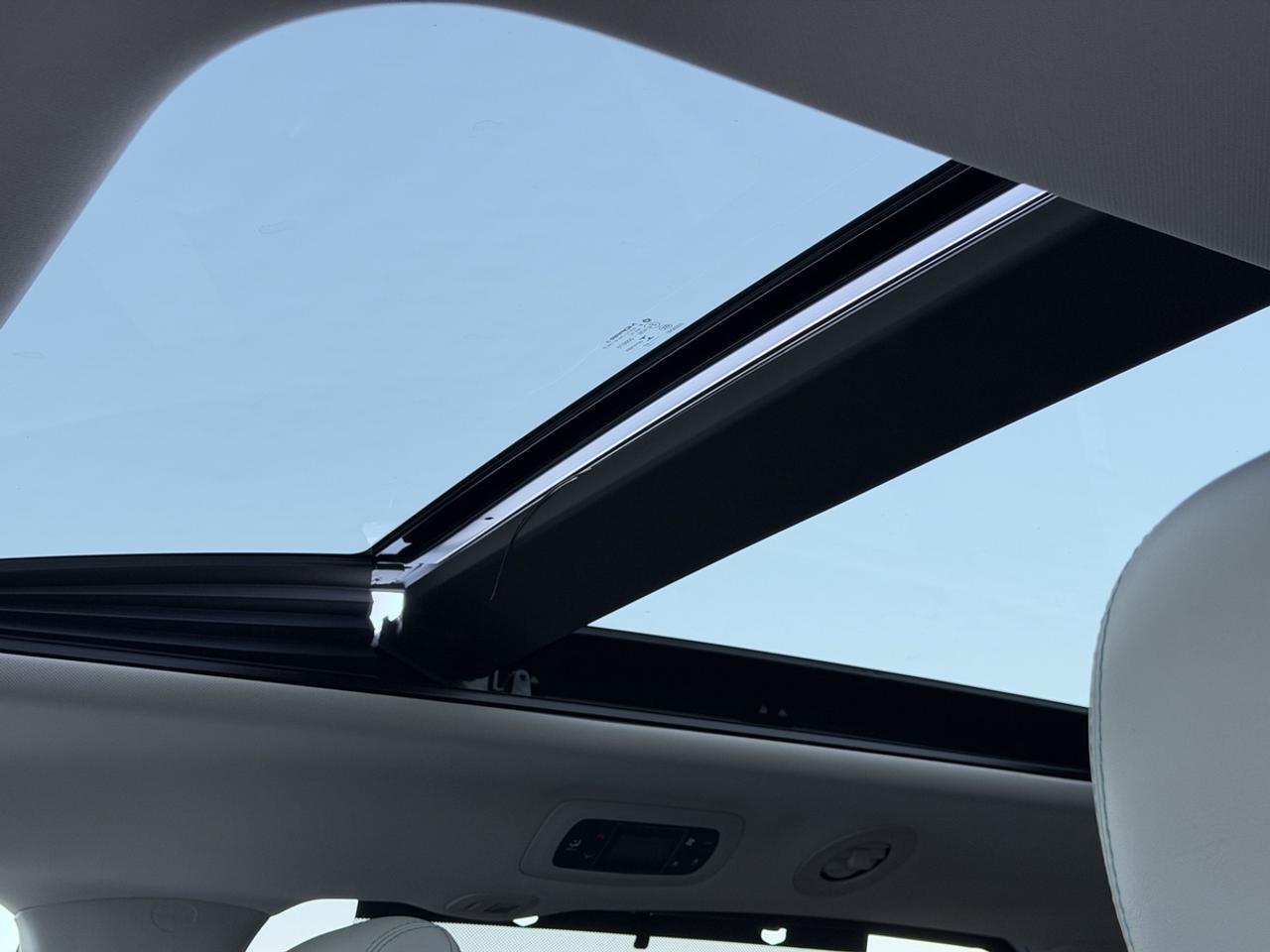 2017 Chrysler Pacifica Hybrid Plug in/Platinum Photo