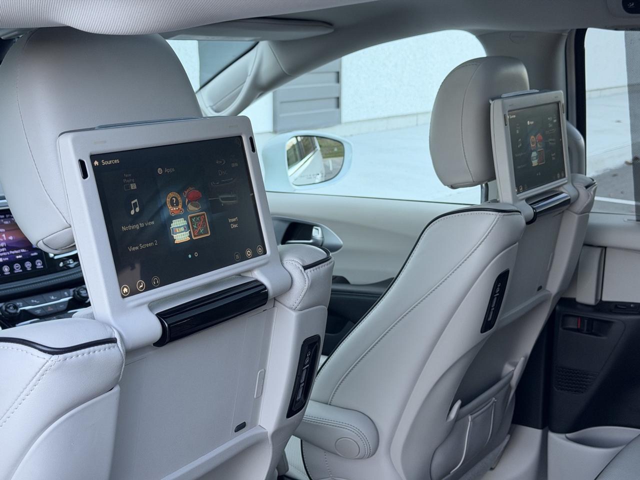 2017 Chrysler Pacifica Hybrid Plug in/Platinum Photo