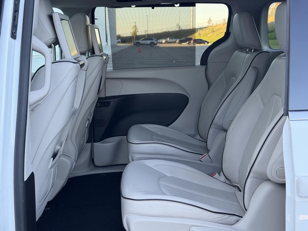 2017 Chrysler Pacifica Hybrid Plug in/Platinum Photo