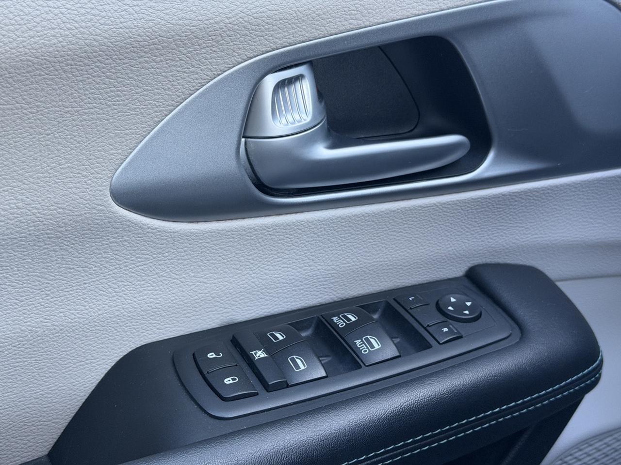 2017 Chrysler Pacifica Hybrid Plug in/Platinum Photo