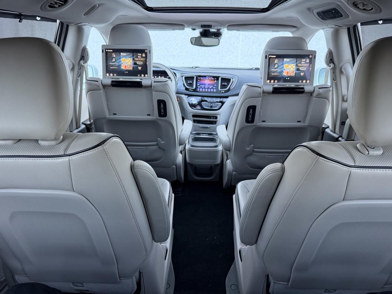 2017 Chrysler Pacifica Hybrid Plug in/Platinum Photo