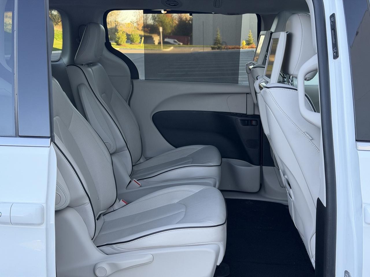 2017 Chrysler Pacifica Hybrid Plug in/Platinum Photo
