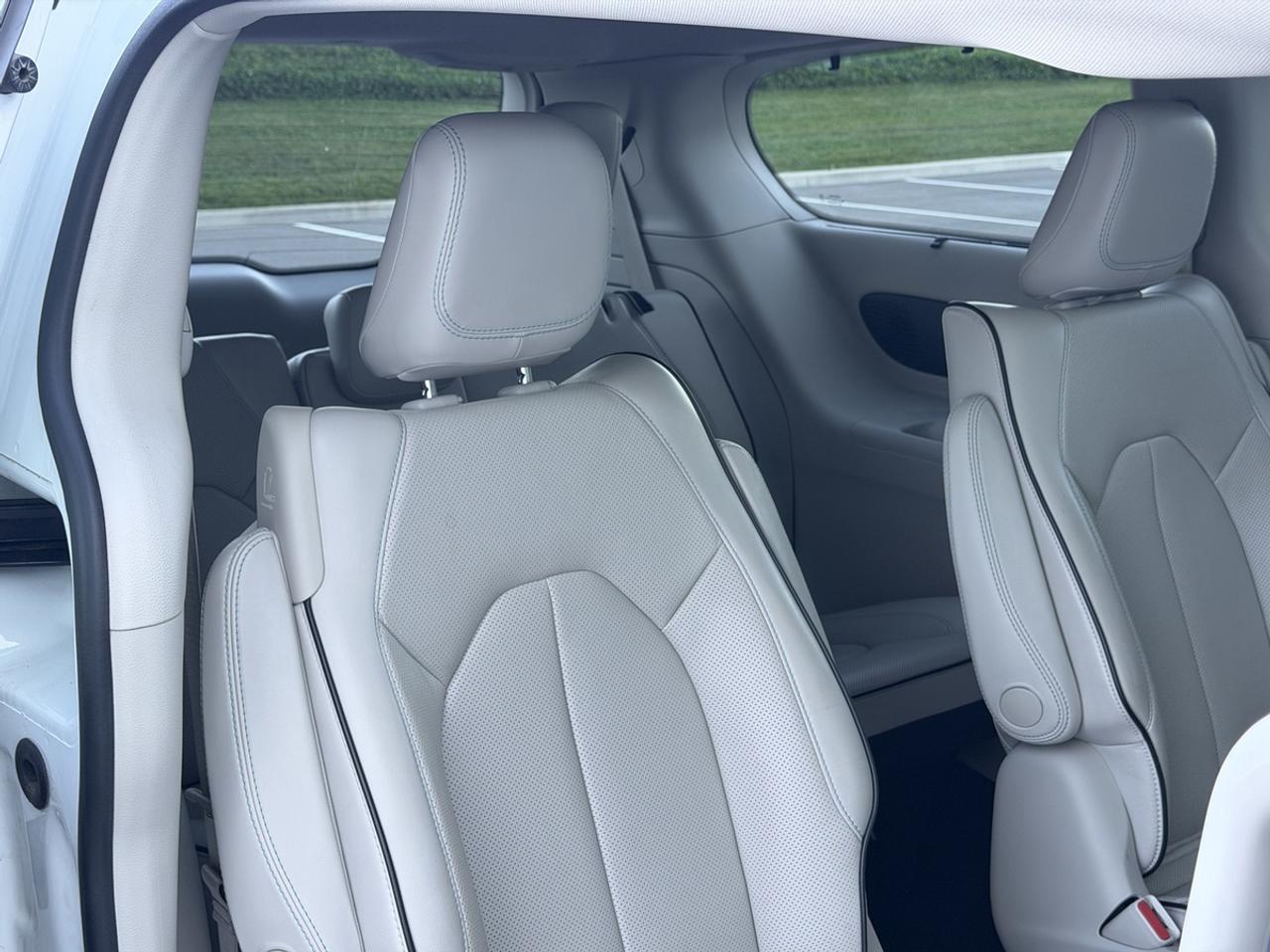 2017 Chrysler Pacifica Hybrid Plug in/Platinum Photo