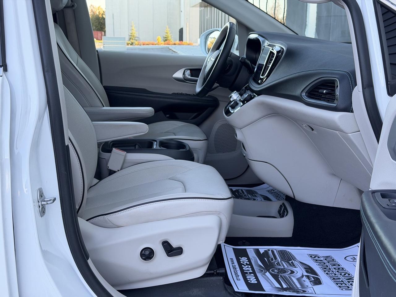 2017 Chrysler Pacifica Hybrid Plug in/Platinum Photo