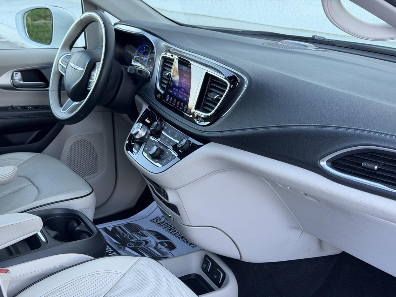 2017 Chrysler Pacifica Hybrid Plug in/Platinum Photo