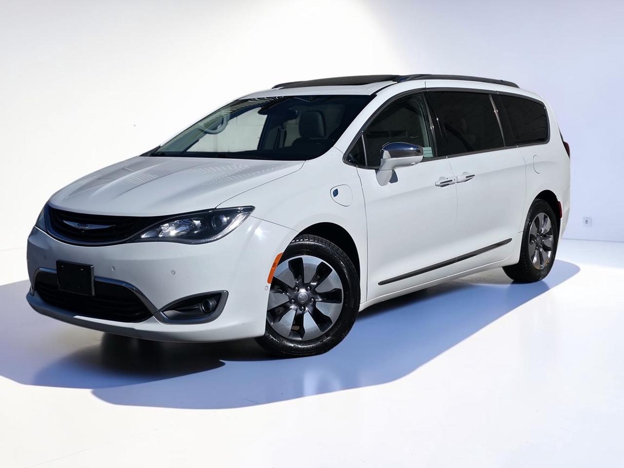 2017 Chrysler Pacifica Hybrid Plug in/Platinum Photo