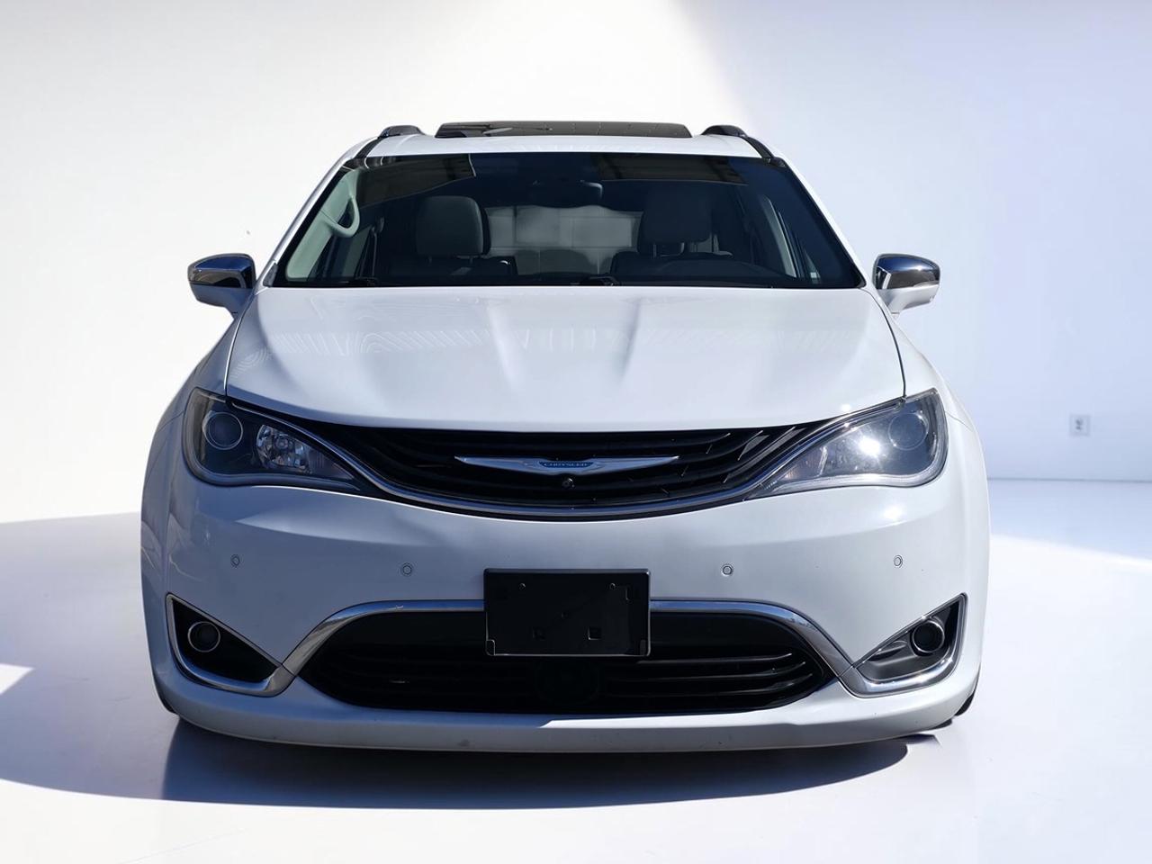 2017 Chrysler Pacifica Hybrid Plug in/Platinum Photo2