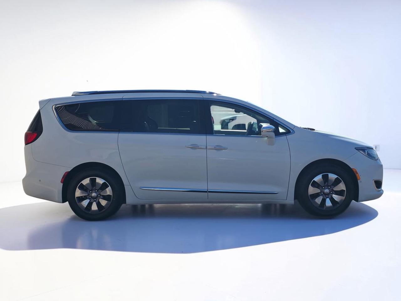 2017 Chrysler Pacifica Hybrid Plug in/Platinum Photo4