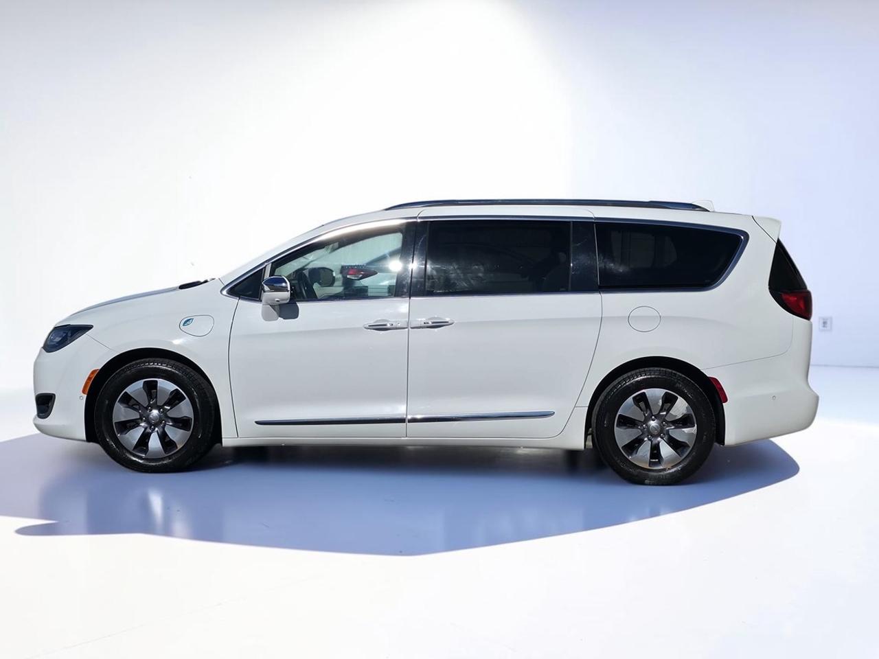2017 Chrysler Pacifica Hybrid Plug in/Platinum Photo