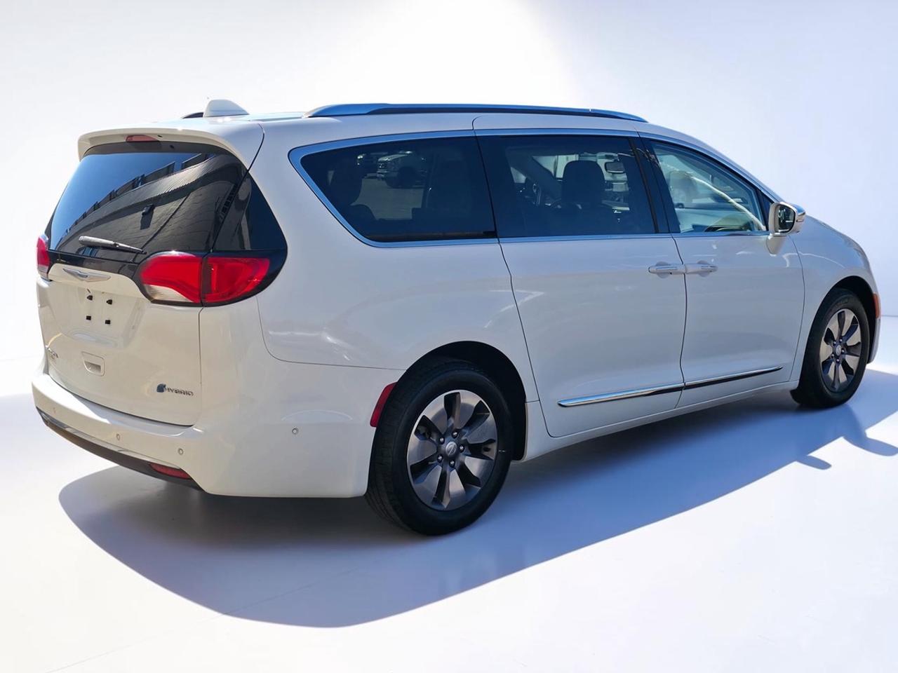 2017 Chrysler Pacifica Hybrid Plug in/Platinum Photo
