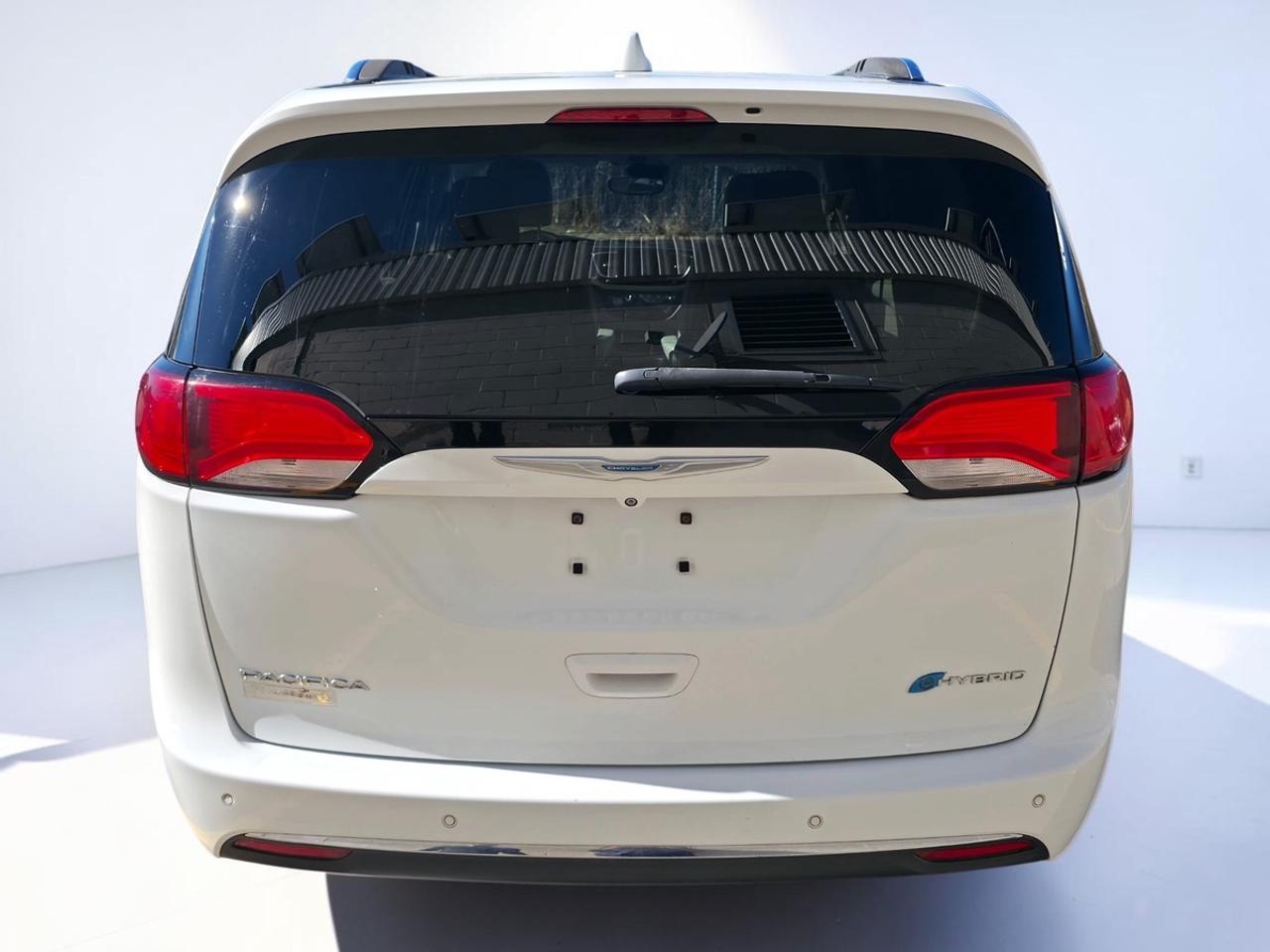 2017 Chrysler Pacifica Hybrid Plug in/Platinum Photo