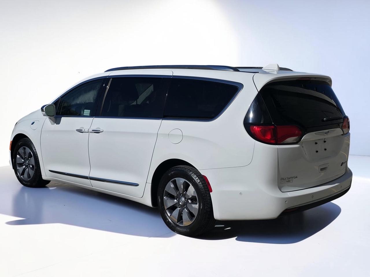 2017 Chrysler Pacifica Hybrid Plug in/Platinum Photo