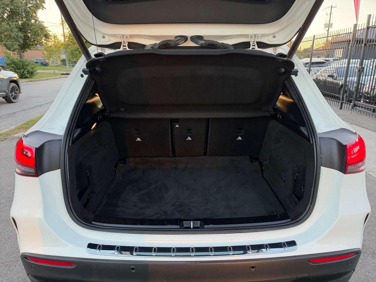 2021 Mercedes-Benz GLA GLA 250 4MATIC AMG NIGHT PKG * 1 OWNER / LOW KM / PANORAMIC ROOF Photo