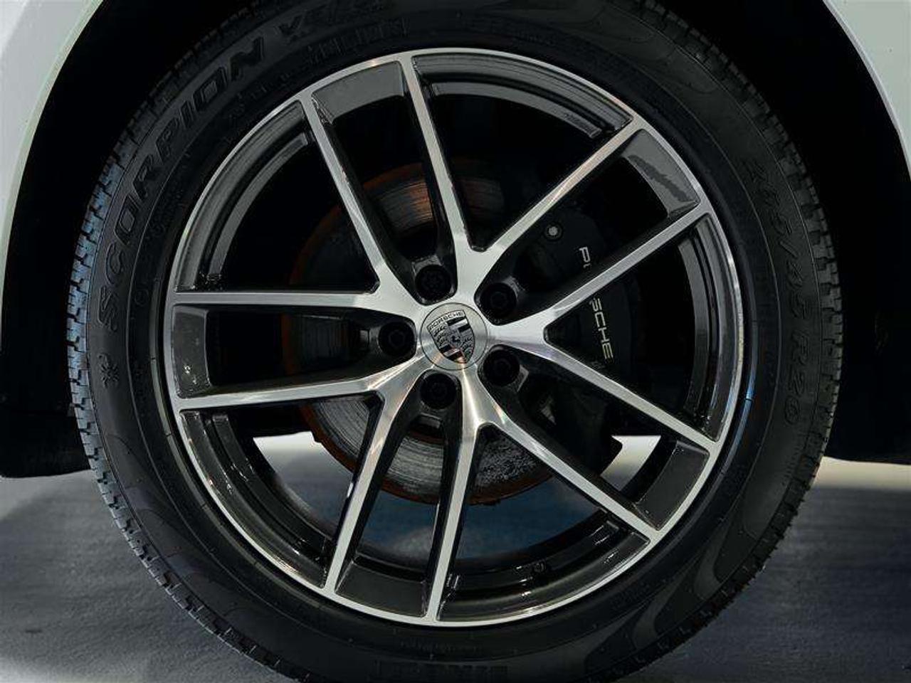 2024 Porsche Macan AWD Photo