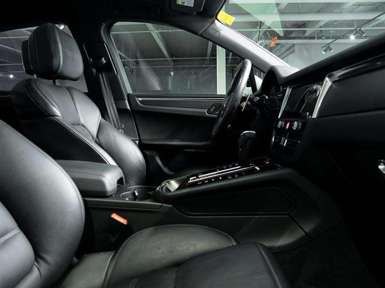 2024 Porsche Macan AWD Photo