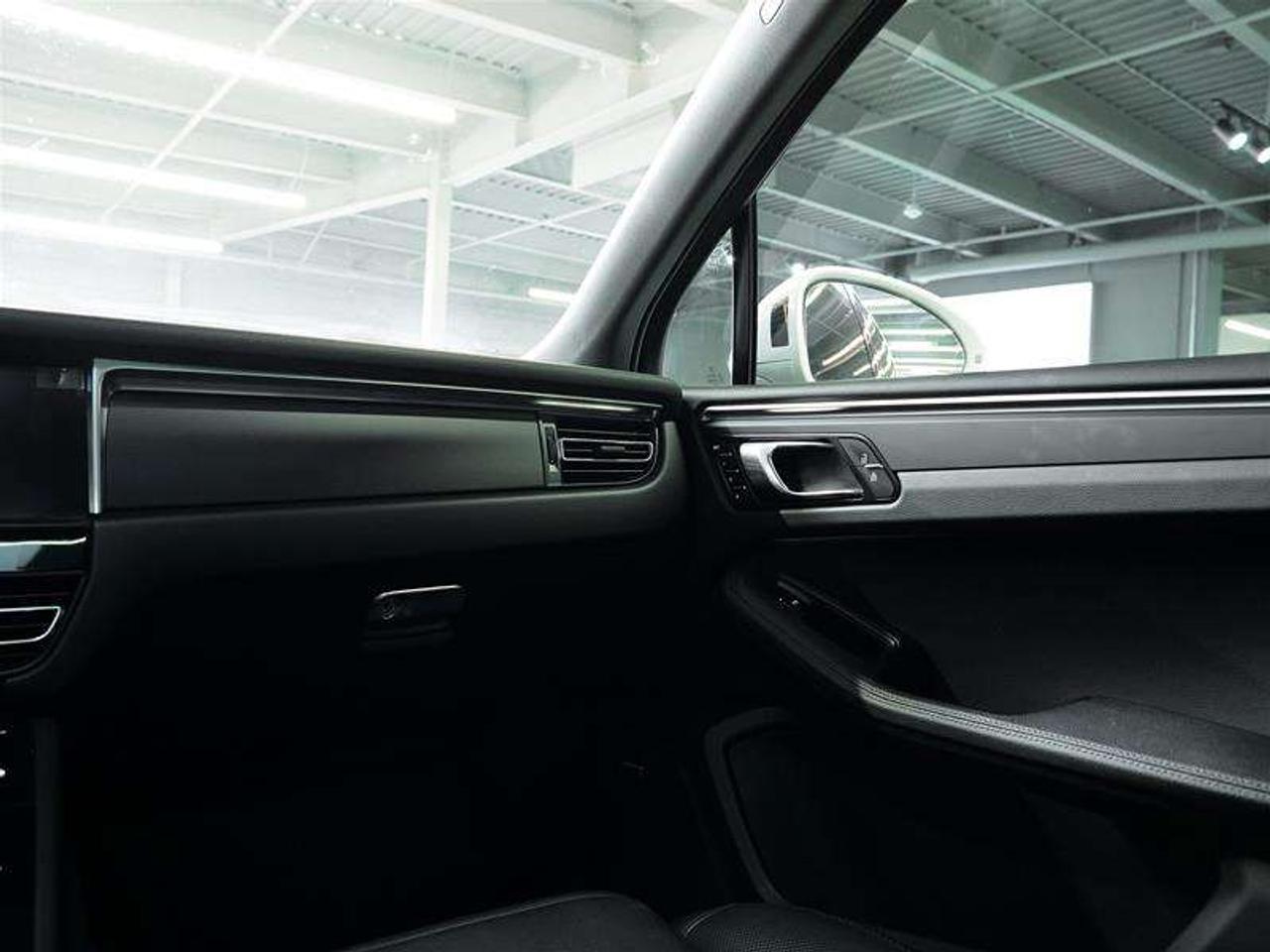 2024 Porsche Macan AWD Photo