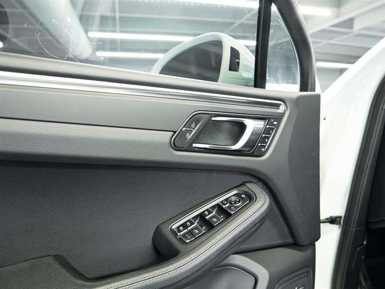 2024 Porsche Macan AWD Photo