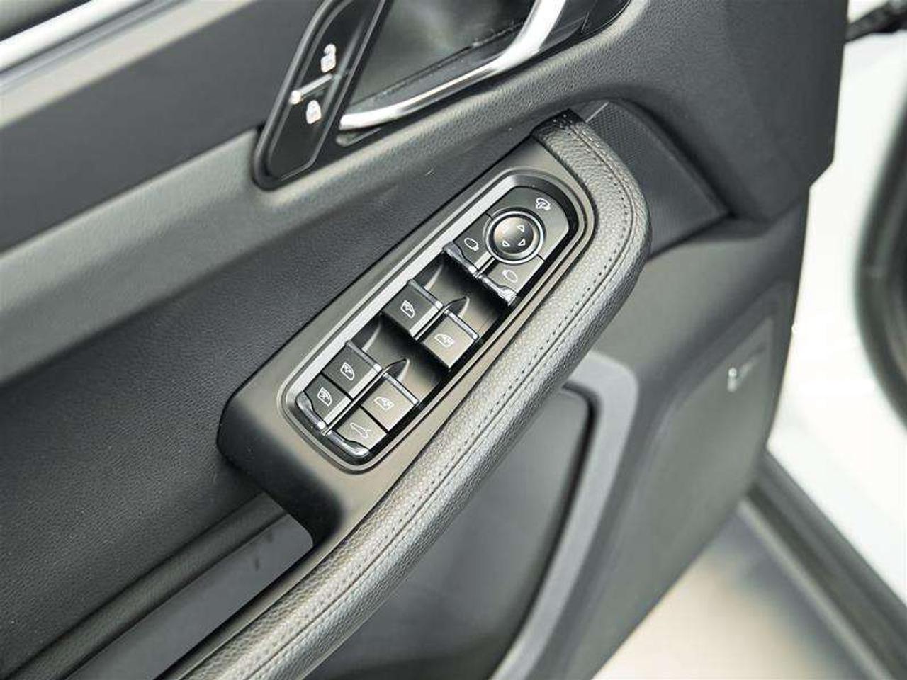 2024 Porsche Macan AWD Photo