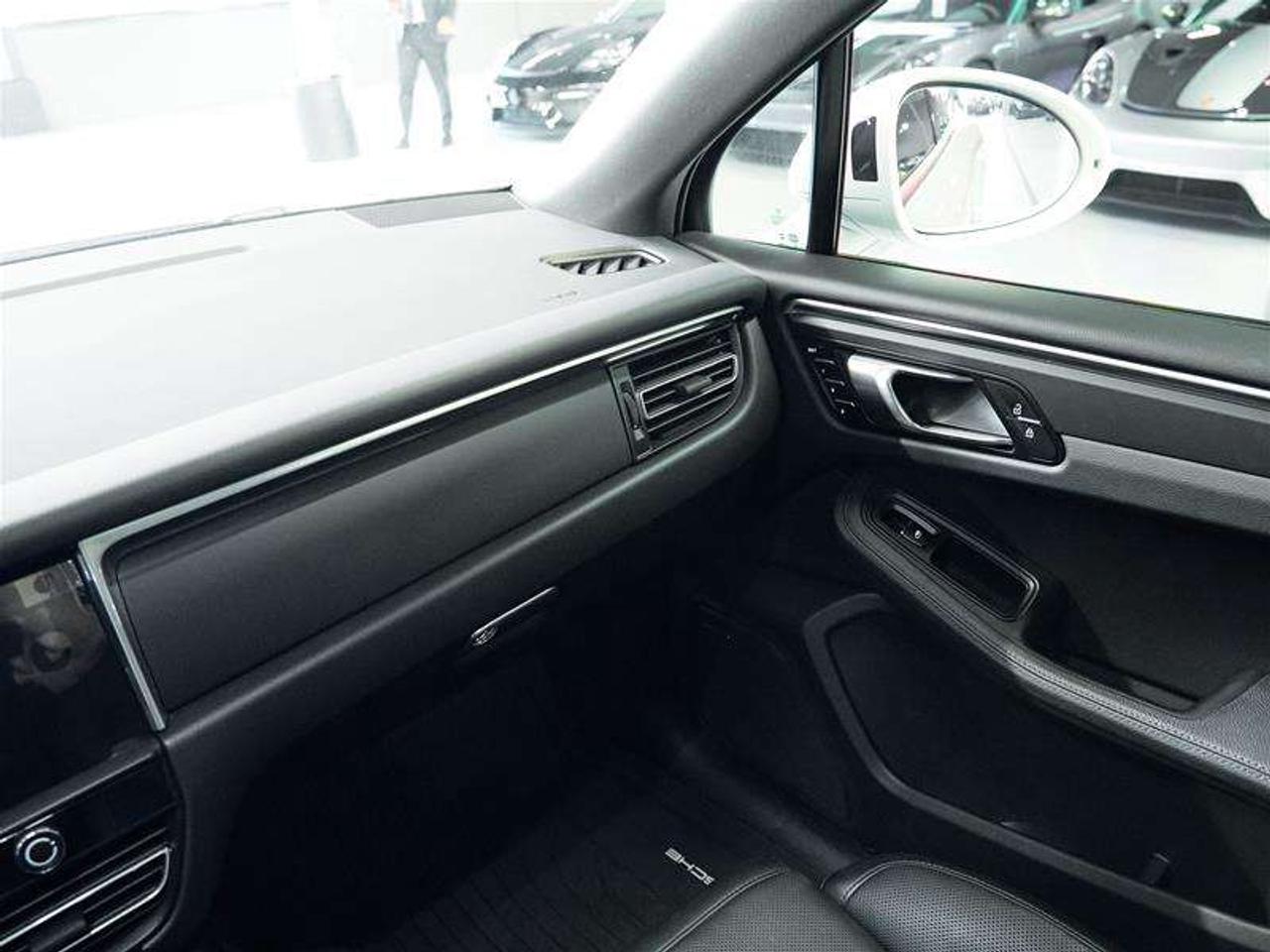 2024 Porsche Macan AWD Photo