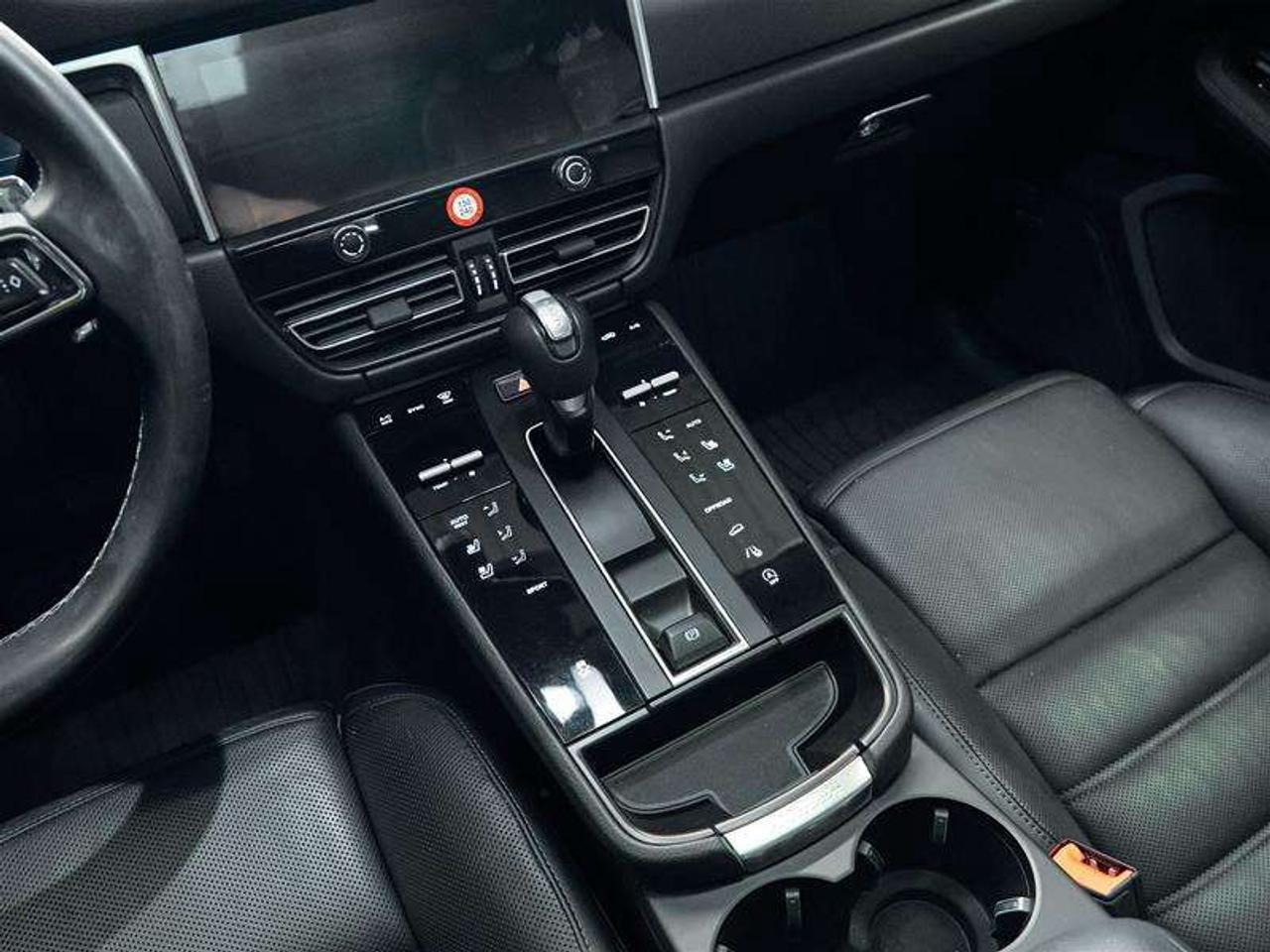 2024 Porsche Macan AWD Photo
