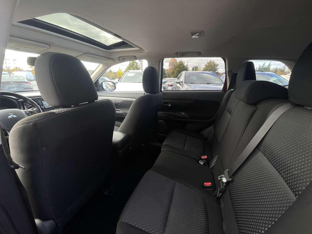 2017 Mitsubishi Outlander ES AWC   7 PASS   Htd Seats   Sunroof   Dual Climate Photo