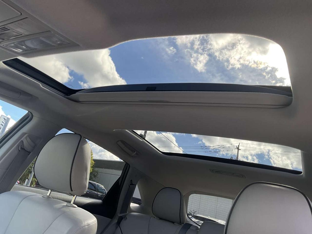 2013 Toyota Venza LE Premium Pkg - LEATHER! BACK-UP CAM! DUAL ROOF! BLUETOOTH! Photo