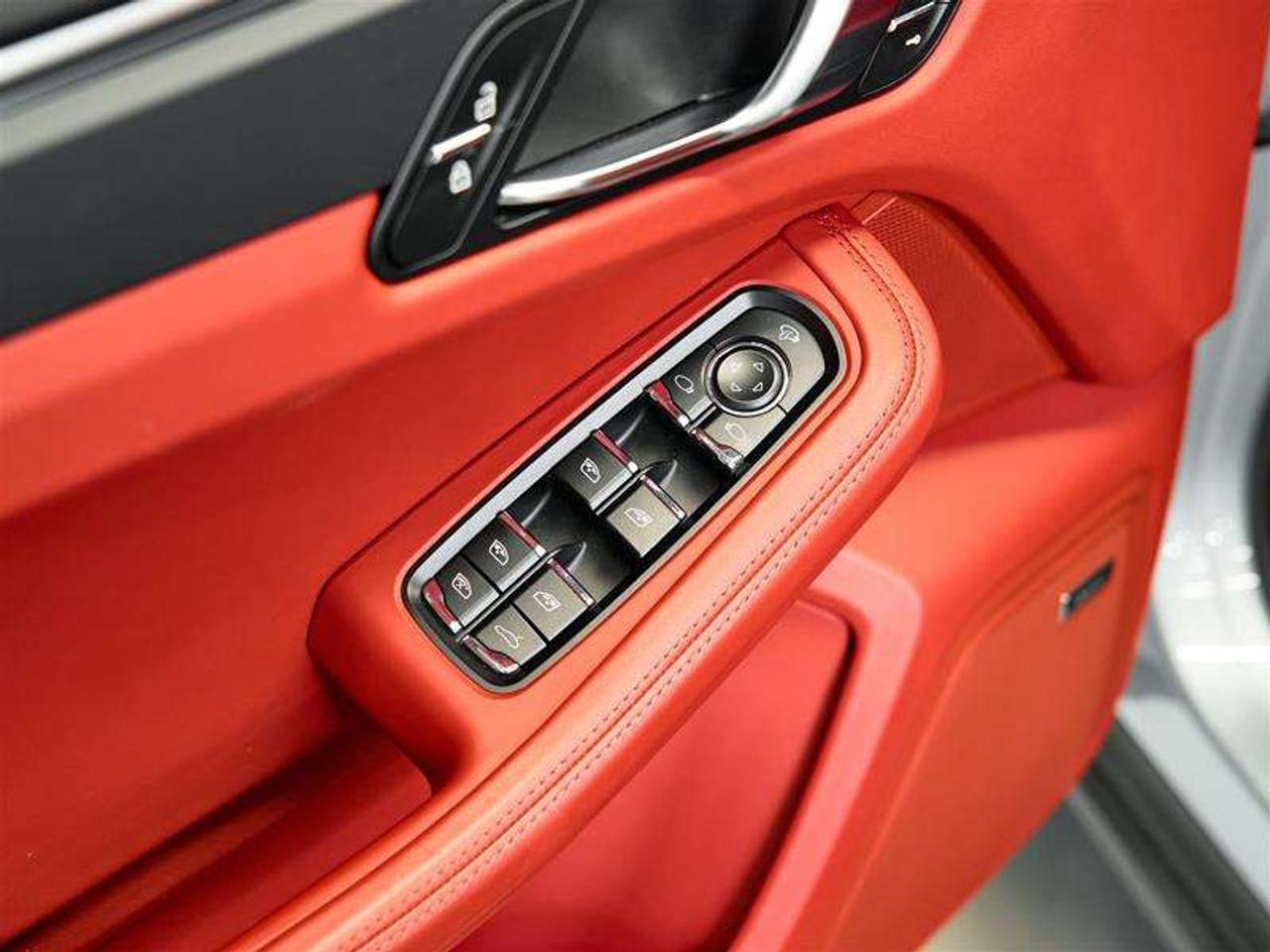 2024 Porsche Macan AWD Photo
