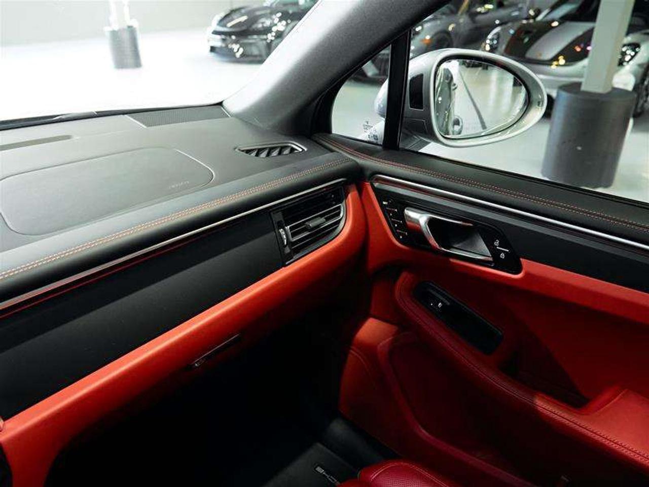 2024 Porsche Macan AWD Photo